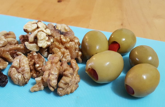 核桃 橄 葡萄干 - 上的免费照片