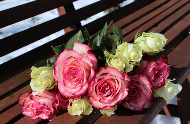 玫瑰 花束 长椅 - 上的免费照片