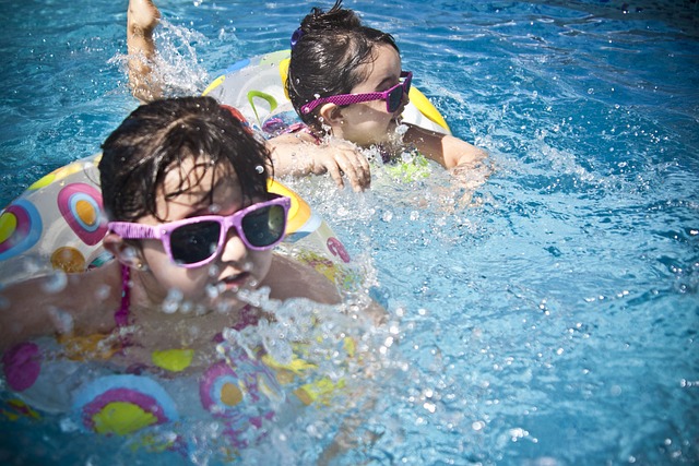 女孩们 游泳 溅 - 上的免费照片