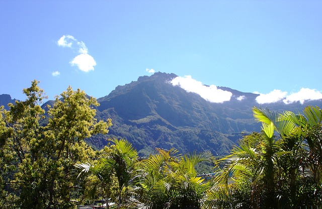 山 顶峰 徒步旅行 - 上的免费照片
