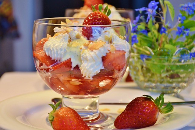 草莓 草莓杯 冰淇淋 - 上的免费照片