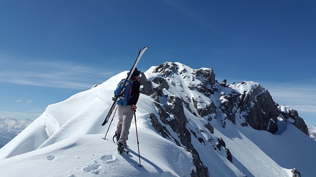 穷乡僻壤Skiiing 石 Kar 提示 滑雪旅游者 - 上的免费照片