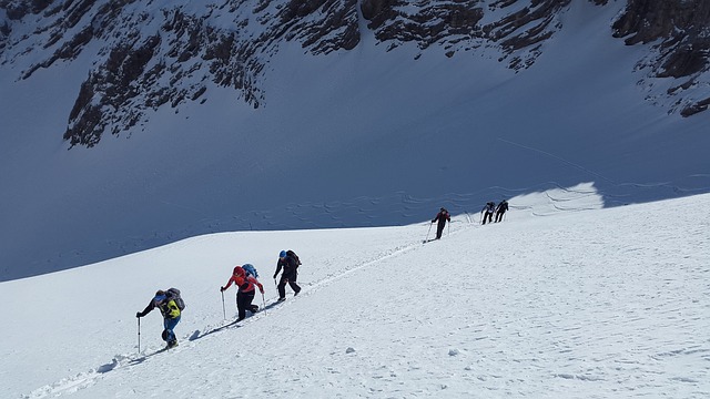 滑雪登山 穷乡僻壤Skiiing 冬季运动 - 上的免费照片