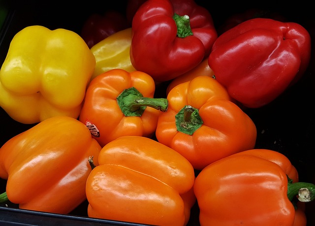 柿子椒 红甜椒 青椒 - 上的免费照片