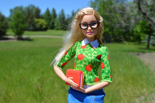 芭比 玩具娃娃 图书 - 上的免费照片