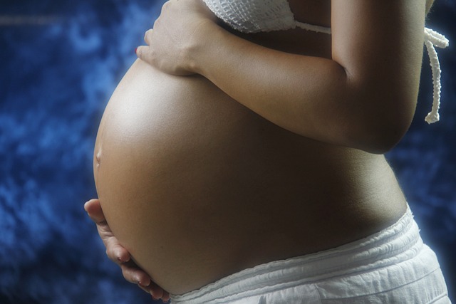腹部 怀孕的女人 特写 - 上的免费照片