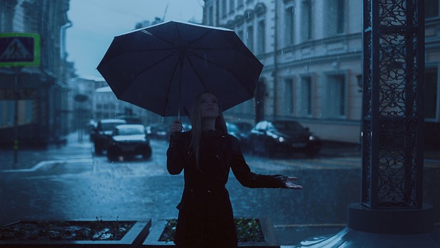 女孩 雨伞 雨 - 上的免费照片