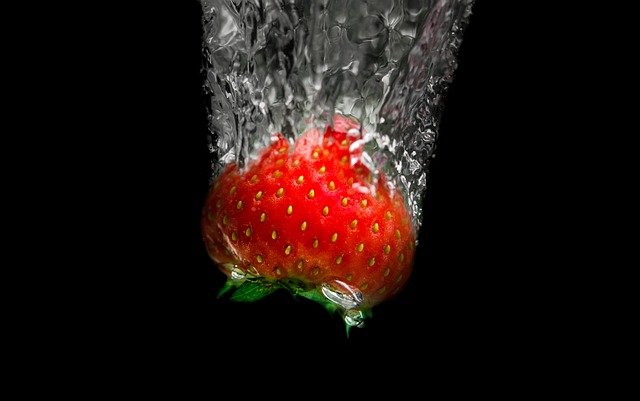 草莓 潜水 水 - 上的免费照片