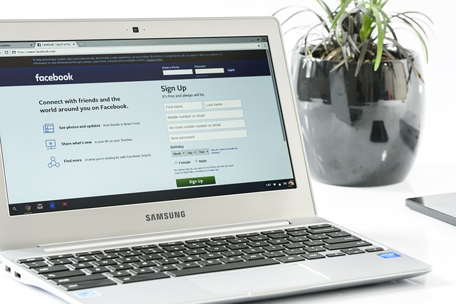 Facebook登入 办公室 笔记本电脑 - 上的免费照片