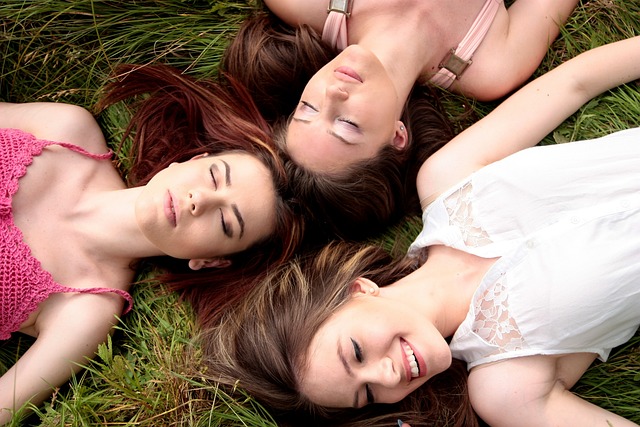 女性 朋友们 草地 - 上的免费照片