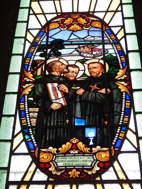 彩色玻璃 教会 圣 - 上的免费照片