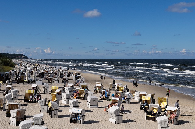 乌泽多姆 海滩 沙滩椅 - 上的免费照片