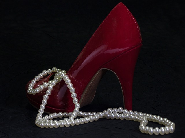 珍珠 珍珠项链 女鞋 - 上的免费照片