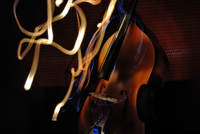 低音提琴 手电筒 光画 - 上的免费照片