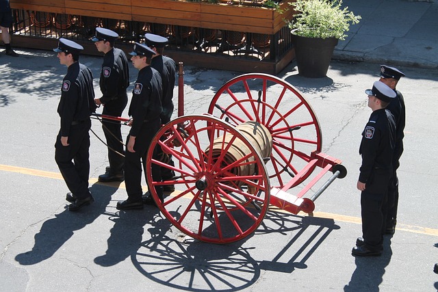 历史的 消防员 更旧的车 - 上的免费照片