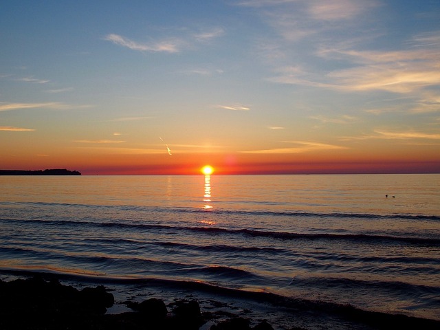 日出 正站着 海 - 上的免费照片