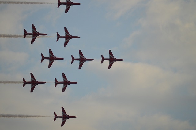 红色箭头 烟径 喷射 - 上的免费照片