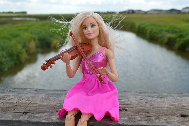 小提琴 玩 芭比 - 上的免费照片