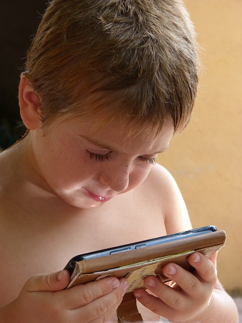 孩子 移动电话 智能手机 - 上的免费照片