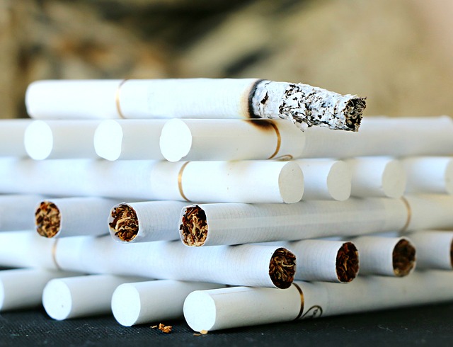 香烟 堆 灰 - 上的免费照片