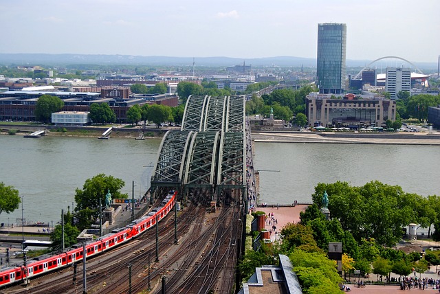 从大教堂看 科隆 Rheinbrücke - 上的免费照片