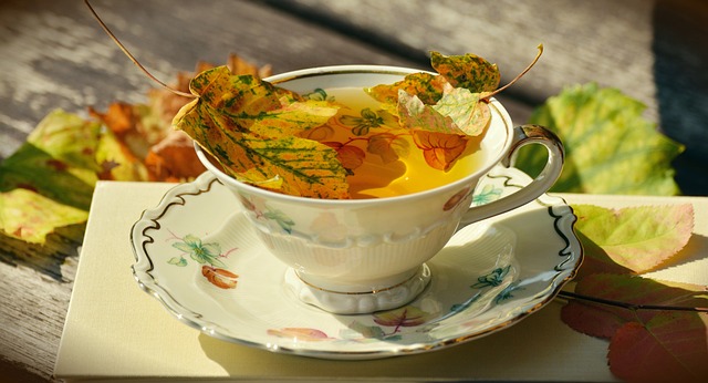 茶 杯子 落叶 - 上的免费照片