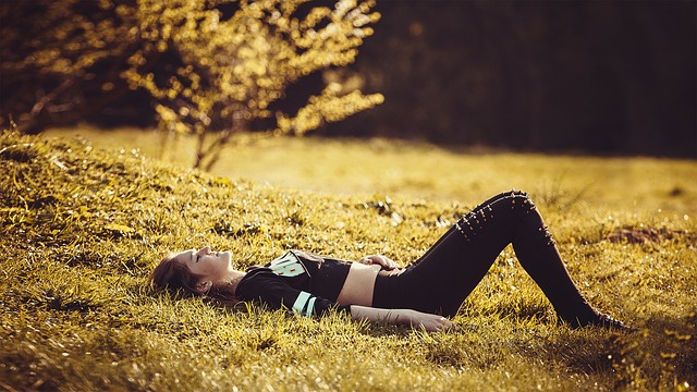 女孩躺在草地上 女孩 腿 - 上的免费照片