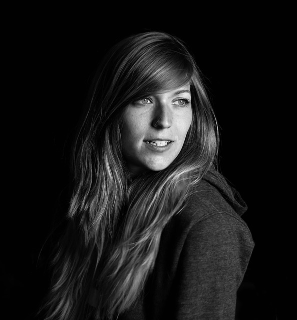 女性 黑，白 肖像 - 上的免费照片