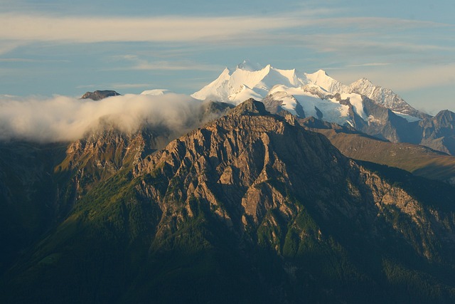 在晨光中登顶 阿尔卑斯山 瓦莱 - 上的免费照片