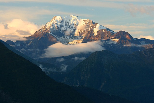 在晨光中登顶 阿尔卑斯山 瓦莱 - 上的免费照片