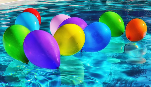 气球 丰富多彩的 游泳池 - 上的免费照片