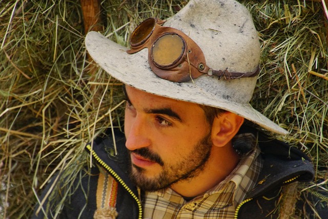 男人 眼镜 干草 - 上的免费照片