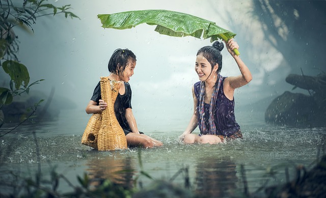 女士 孩子 雨 - 上的免费照片