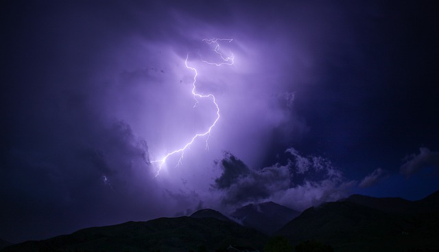 黑暗的 闪电 雷雨 - 上的免费照片