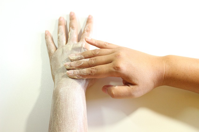 身体磨砂 擦洗 用手搓洗 - 上的免费照片