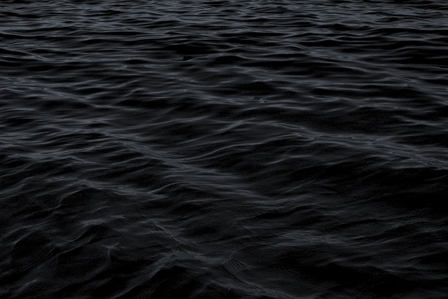 黑暗的 水 波浪 - 上的免费照片