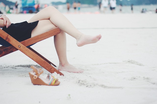 女士 海滩 沙滩椅 - 上的免费照片