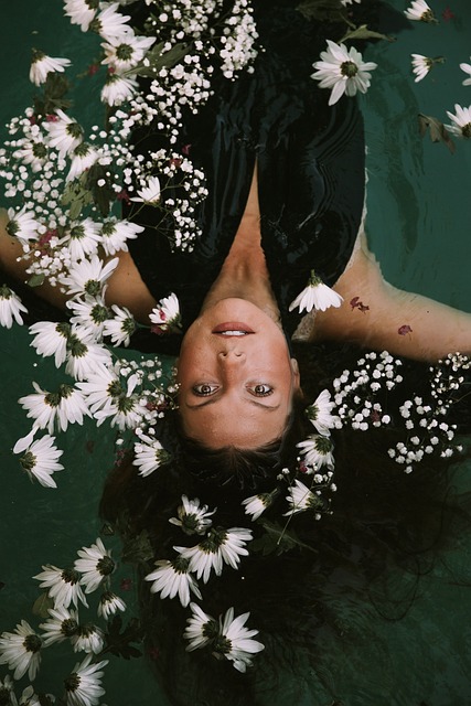 女士 漂浮的 花朵 - 上的免费照片