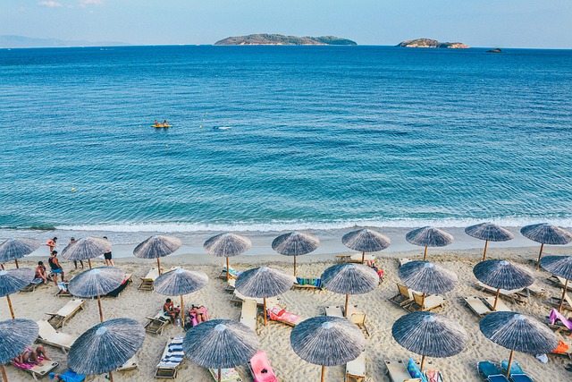 海滩 雨伞 海 - 上的免费照片