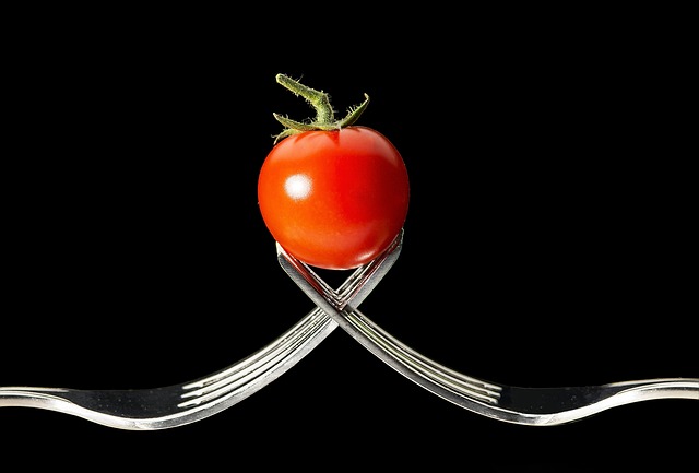 番茄 叉子 特写 - 上的免费照片