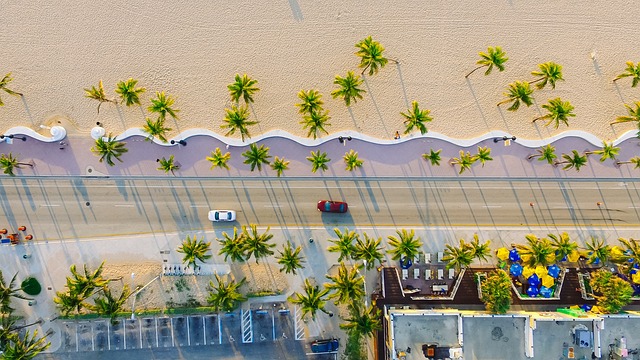 海滩 建筑物 汽车 - 上的免费照片