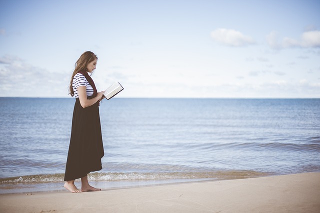 海滩 女孩 读 - 上的免费照片