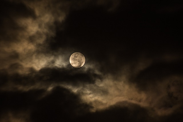 多云的 黑暗的 满月 - 上的免费照片
