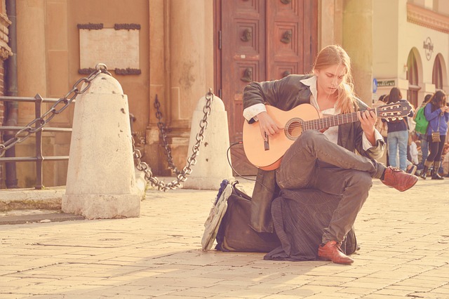 吉他手 街头艺人 男人 - 上的免费照片