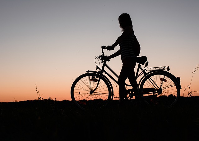 女孩 自行车 日落 - 上的免费照片