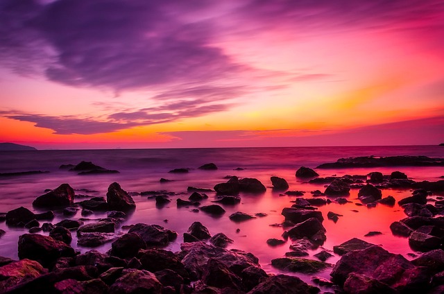 日落 岩石 海滩 - 上的免费照片