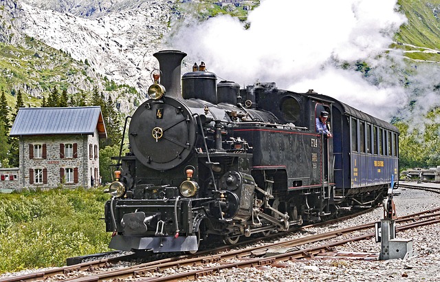 蒸汽火车富尔卡山脉 机车 4 在 Gletsch，退出 - 上的免费照片