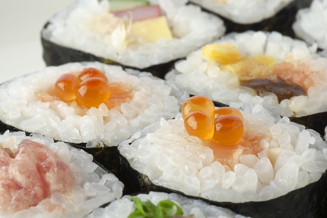 寿司卷 Futomaki 海鲜 - 上的免费照片