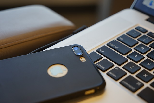 Iphone 7 加 黑色的 Macbook - 上的免费照片