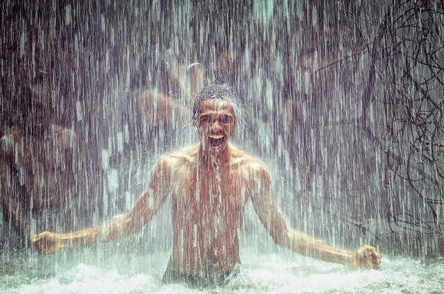 男人 瀑布 沐浴 - 上的免费照片